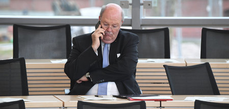 Will, dass Wohnungswanzen von Privatkonzernen dem Staat zur Verf...