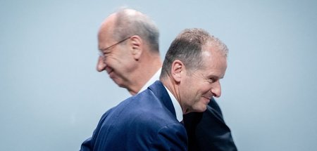 Neuer Kurs: VW-Chefaufseher Hans Dieter Pötsch (r.) und Vorstand... Neuer Kurs: VW-Chefaufseher Hans Dieter Pötsch (r.) und Vorstand...