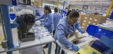 Von diesen Arbeiterinnen in Tijuana hergestellte Produkte könnte... Von diesen Arbeiterinnen in Tijuana hergestellte Produkte könnte...