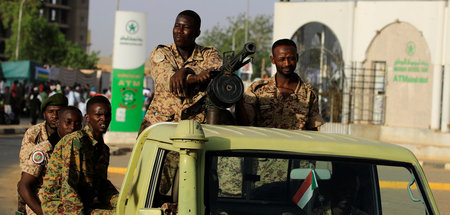 Sudanesische Soldaten vor dem Verteidigungsministerium am 2. Mai...