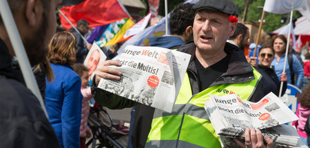 Zeitungsverteilung am 1. Mai in Berlin