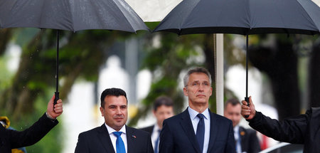 Der Ministerpräsident Nordmazedoniens Zoran Zaev und NATO-Genera...