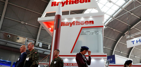 Stand des Rüstungskonzerns Raytheon auf der internationalen Mili...