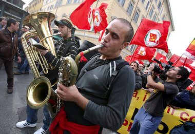 Unter Hammer und Sichel– kommunistische Demonstration in Rom, Ok... Unter Hammer und Sichel– kommunistische Demonstration in Rom, Ok...