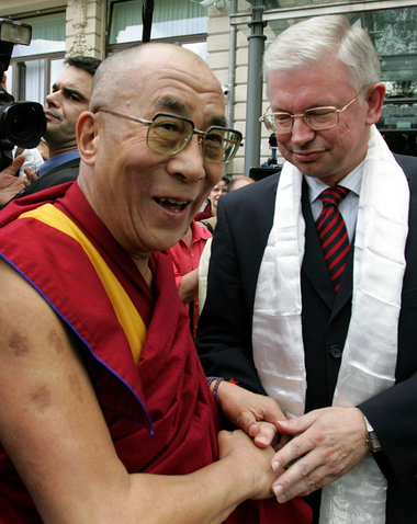 »Der Dalai-Lama kann das Kompliment des khadag-Überreichens auf ... »Der Dalai-Lama kann das Kompliment des khadag-Überreichens auf ...
