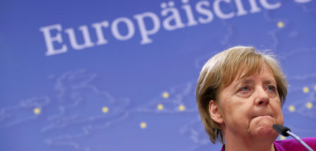 Bundeskanzlerin Angela Merkel bei einer Rede auf einem Gipfeltre...