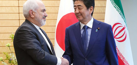 Der iranische Außenminister Mohammed Dschawad Sarif und Japans M...