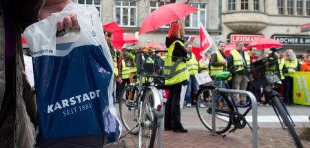 Mitarbeiter der Warenhauskette Karstadt fordern Tarifverträge in