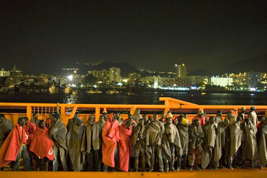 Kein rettender Hafen: Afrikanische Migranten an Bord eines Patro...