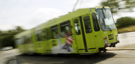 Zankapfel im Pott: Eine Straßenbahn fährt, von Essen kommend, in...