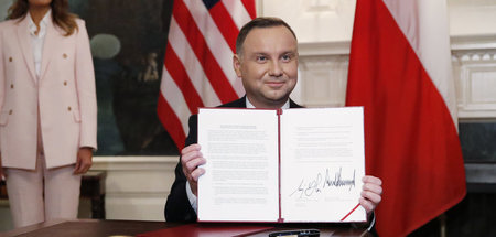 Polens Präsident Andrzej Duda mit einer unterzeichneten Vereinba...