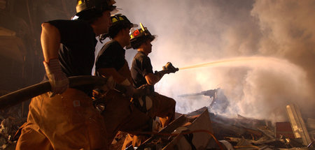 New Yorks Feuerwehr kämpft mit den Flammen des eingestürzten Wor...