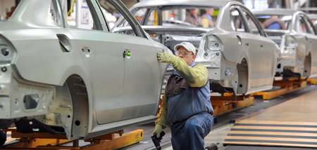 Beschäftigte im VW-Werk in Chattanooga schrauben Autos vom Typ P...