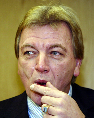 Hessens Innenminister Volker Bouffier (CDU) will V-Leute behalte... Hessens Innenminister Volker Bouffier (CDU) will V-Leute behalte...