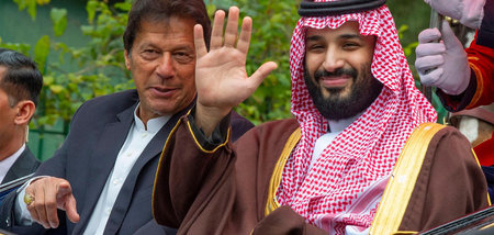 Imran Khan (l), Ministerpräsident von Pakistan, und Mohammed bin...