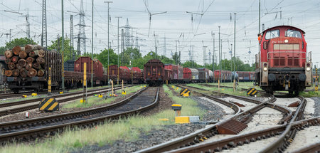 Güterzüge stehen auf dem Gelände der DB Cargo AG in Mainz-Bischo...