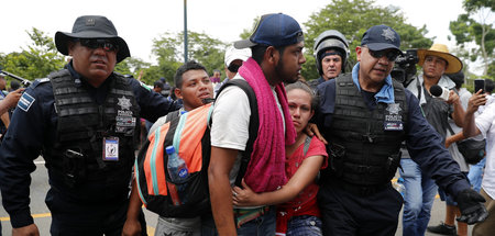 Migranten aus Mittelamerika werden von Beamten der mexikanischen