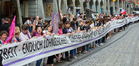 Gleicher Lohn für gleiche Arbeit: Verkäuferinnen demonstrieren a...