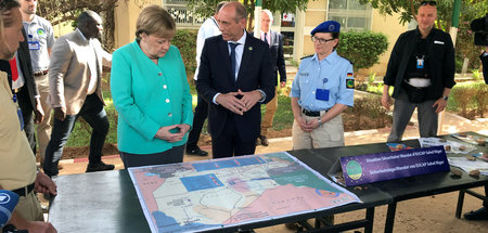 Brandstiftung oder Feuerbekämpfung: Kanzlerin Merkel in Nigers H...