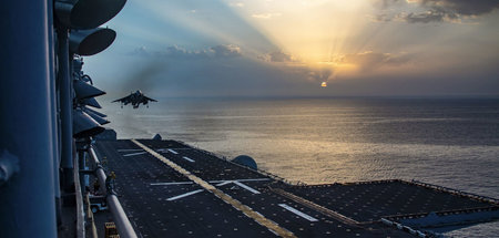 Ein US-Kampfflugzeug landet im Persischen Golf auf dem Flugdeck ...