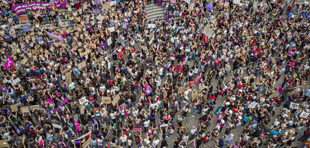 Hunderttausende demonstrieren zum Frauenstreik auf den Straßen d...