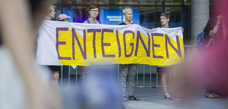 Vielleicht auch einfach enteignen? Protest vorm Eingang zur »Deu...