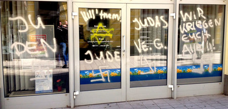 Von Faschisten beschmierte Fenster der Regionalzeitung Lausitzer...