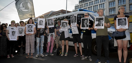 Porträt von Walter Lübcke zwischen Fotos von NSU-Mordopfern auf ...