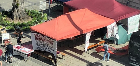 Protestzelt vor dem Innsbrucker Landesmuseum