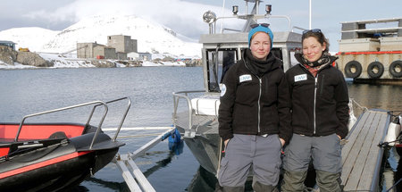 Die Meeresbiologinnen Clara Hoppe(li.) und Klara Wolf(re.) unter