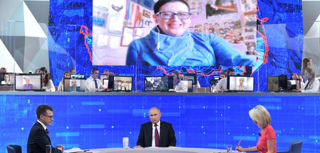 Russlands Präsident Wladimir Putin (M.) während der Bürgersprech...