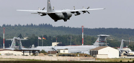 Gefährden auch ohne Waffeneinsatz Mensch und Natur: US-Airforce-...