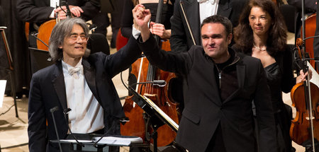 Freudig bedankt: Dirigent Kent Nagano (l.) und Komponist Jörg Wi...