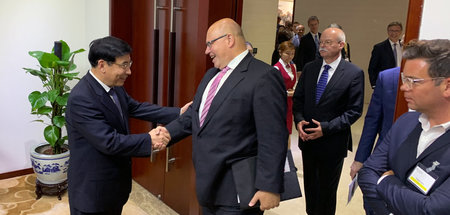 Auf gute Geschäfte: Peter Altmaier und Chinas Industrieminister ...