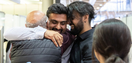 Adil Demirci (M.) wird von seinem Vater und seinem Bruder Tamer ...