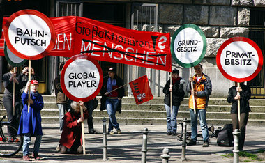 Der Protest von »Bahn für Alle«-Aktivisten am Montag vor der SPD...