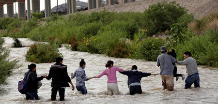 Lassen sich nicht abschrecken: Migranten durchwaten den Río Brav... Lassen sich nicht abschrecken: Migranten durchwaten den Río Brav...