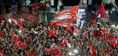 Unterstützer des Oppositionskandidaten Ekrem Imamoglu am Sonntag...
