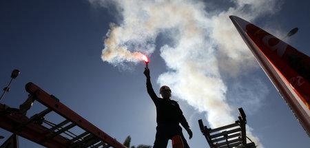 Noch harmlos: Bengalisches Feuer bei landesweitem Streik gegen e...