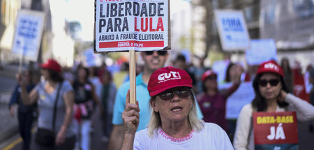 Demonstranten fordern am 14. Juni in Curitiba Freiheit für Lula
