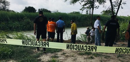 Mexikanische Beamten stehen an der Stelle des Río Grande, wo am ...