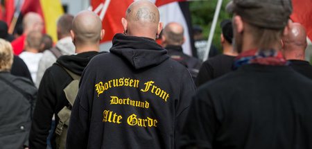 Erinnerung an alte Hooligan-Zeiten beim Aufmarsch der Partei »Di...