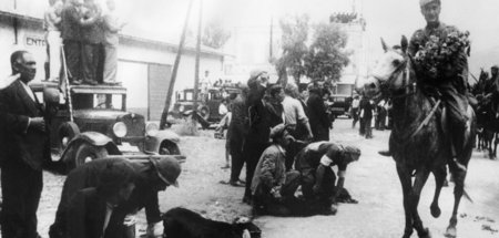 Sommer 1939: Türkische Einwohner begrüßen die in die Provinz Isk...