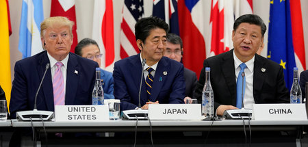 Weiß, an wessen Seite er sitzt: Japans Premierminister Shinzo Ab...