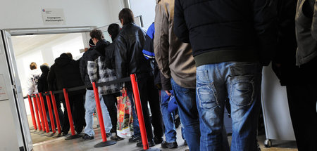 Schlange in der Arbeitsagentur: Statistiker jonglieren mit Zahle...