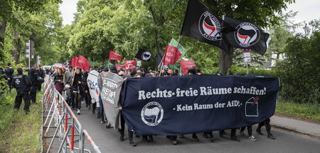 Protestzug von Antifaschisten gegen eine AfD-Veranstaltung zur E...