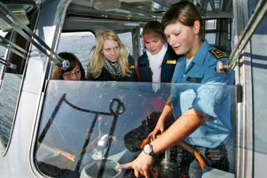 Girls als Kampfreserve: Auch die Deutsche Marine nutzte am Donne...