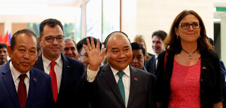 Vietnams Ministerpräsident Nguyen Xuan Phuc (M) und EU-Kommissar...