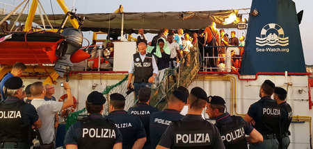 Endlich angekommen: Migranten der »Sea-Watch 3« können das Schif...