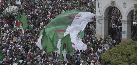 Proteste in Algier mit der algerischen Nationalflagge vor dem Po